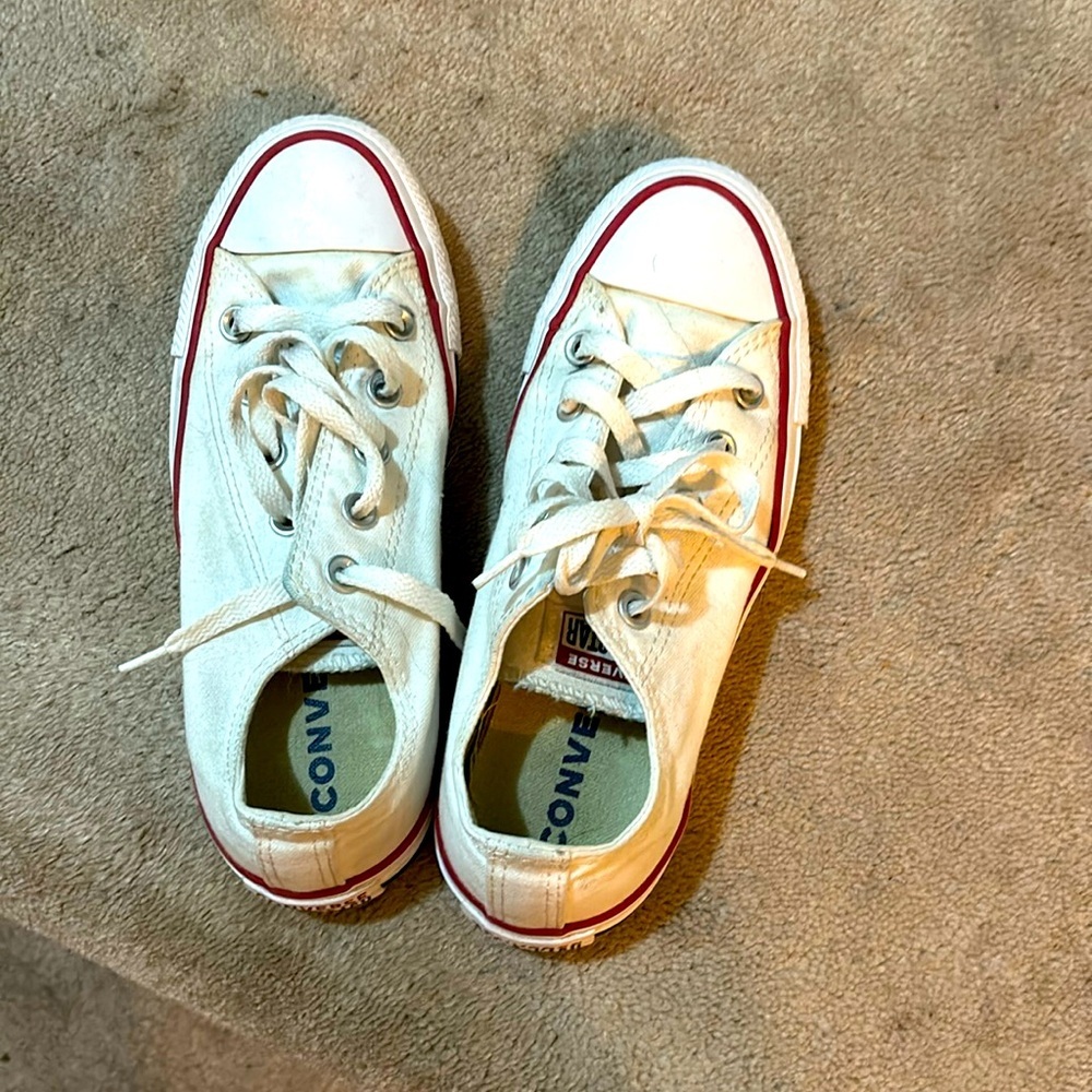 Size 8 Converse, classic white with the lines on the bottom like new - Picture 1 of 3